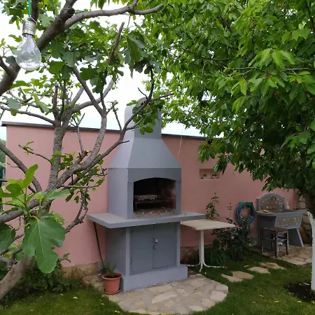 Rest House Azra *